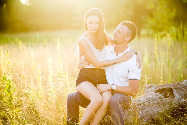 Vackra unga älskande par kramas i naturen — Stockfoto