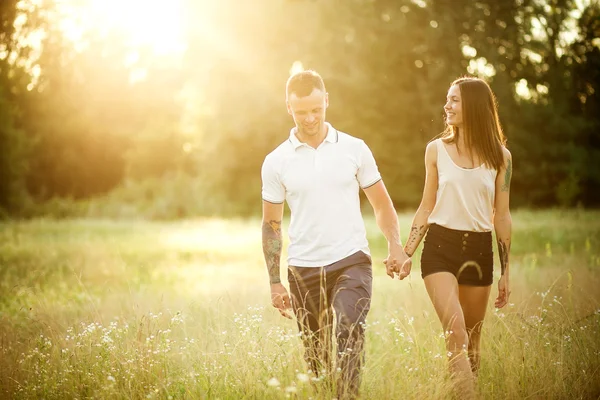 Bonito jovem casal amoroso abraçando na natureza — Fotografia de Stock