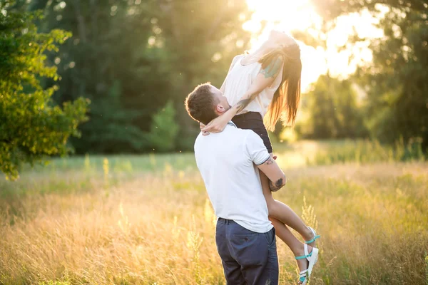 Mooie jonge liefdevolle paar knuffelen in de natuur — Stockfoto