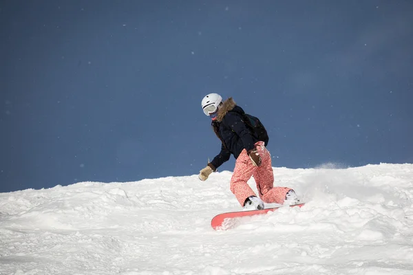 Menina snowboard na neve nas montanhas — Fotografia de Stock