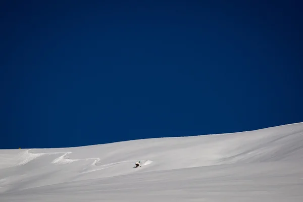 Man snowboarden op sneeuw — Stockfoto