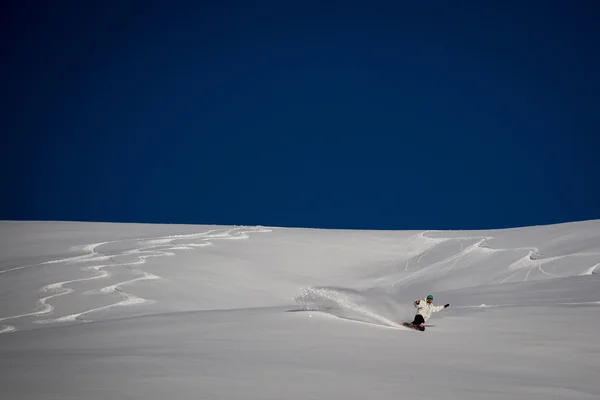 Muž, snowboarding na sněhu — Stock fotografie