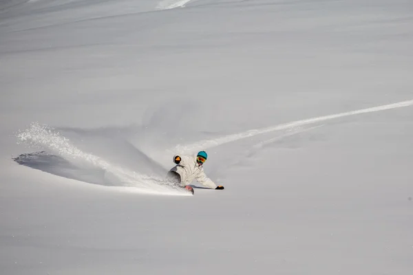 Férfi snowboard a hó — Stock Fotó