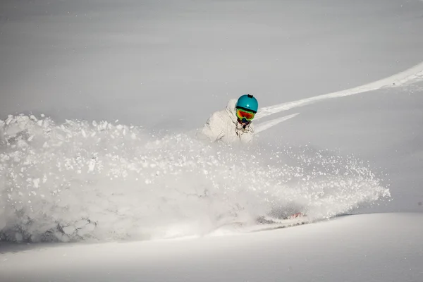 Człowieka na śnieg na snowboardzie — Zdjęcie stockowe
