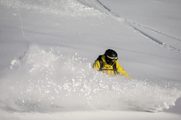 Uomo snowboard sulla neve — Foto Stock