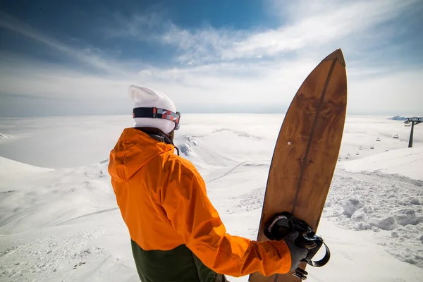 Człowieka na śnieg na snowboardzie — Zdjęcie stockowe