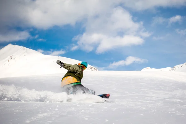 Człowieka na śnieg na snowboardzie — Zdjęcie stockowe
