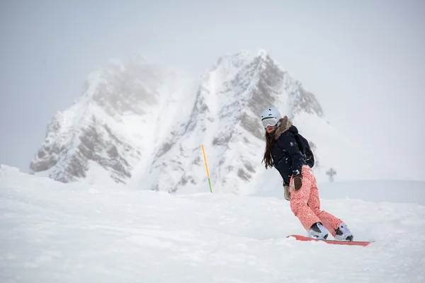 Menina snowboard na neve nas montanhas — Fotografia de Stock