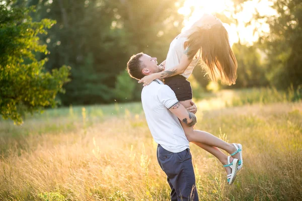 Hermosa joven pareja amorosa abrazándose en la naturaleza — Foto de Stock