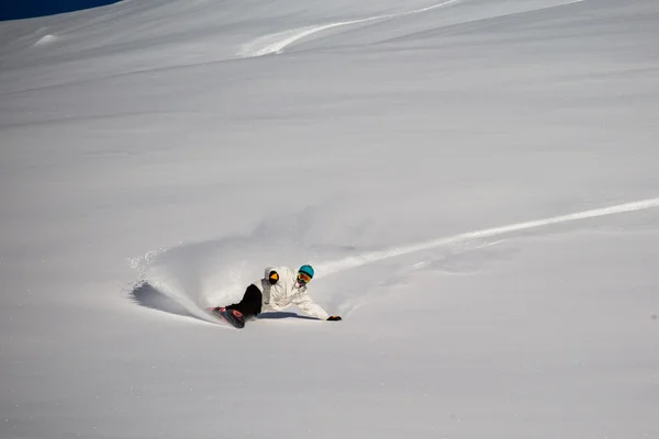 Homem snowboard na neve nas montanhas — Fotografia de Stock