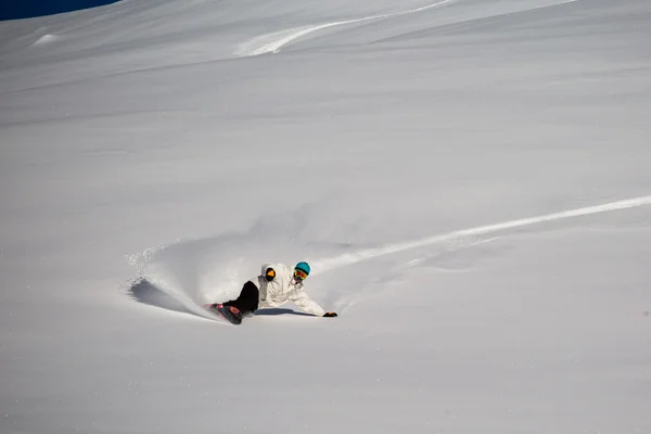 Man snowboarden op sneeuw in de bergen — Stockfoto