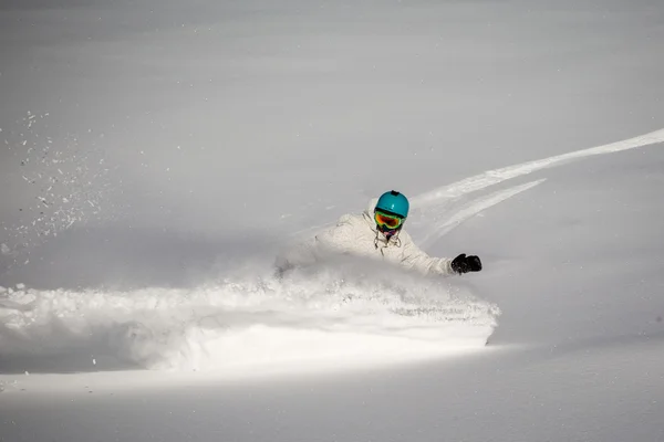 Uomo snowboard sulla neve in montagna — Foto Stock