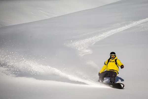 Uomo snowboard sulla neve in montagna — Foto Stock