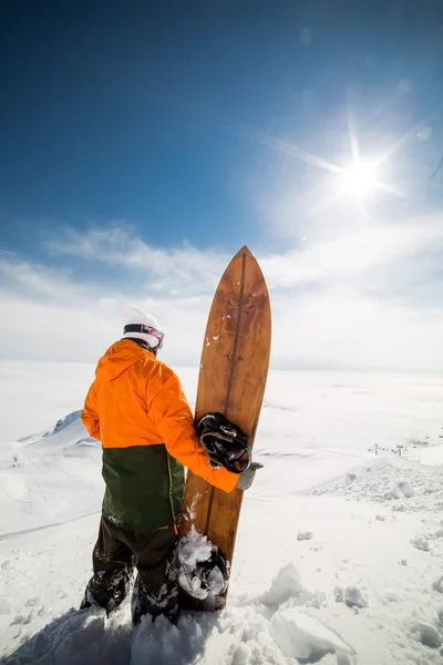 Człowieka na śnieg w górach na snowboardzie — Zdjęcie stockowe