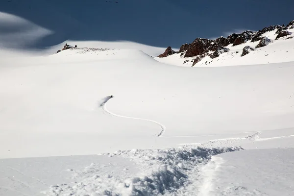 Férfi snowboard a hó a hegyekben — Stock Fotó