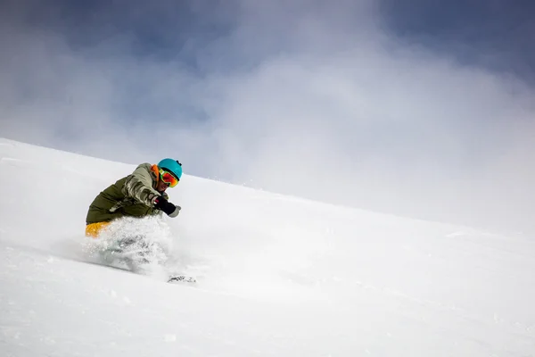 Człowieka na śnieg w górach na snowboardzie — Zdjęcie stockowe