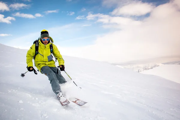 Mann på snowboard på snø i fjellet – stockfoto