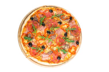 Sebze, tavuk ve zeytin lezzetli pizza