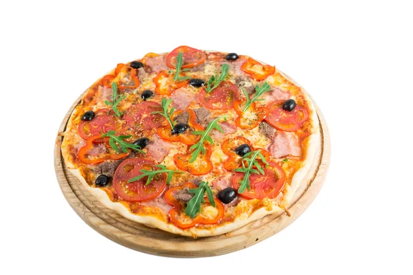 Вкусная пицца с овощами, курицей и оливками — стоковое фото