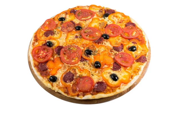 Вкусная пицца с овощами, курицей и оливками — стоковое фото