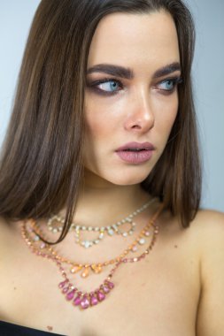 Uzun süre doğrudan saçlı güzel kız. Esmer şık moda makyaj ile