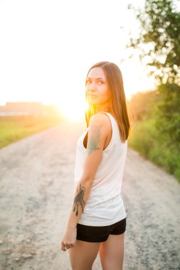 Yakından gülümseyen güzel bir genç kadının portresi.