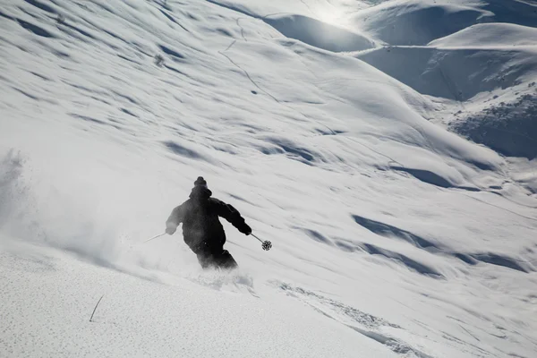 Maschio in neve fresca sulla pista da sci in una giornata invernale soleggiata presso la stazione sciistica in Georgia — Foto Stock