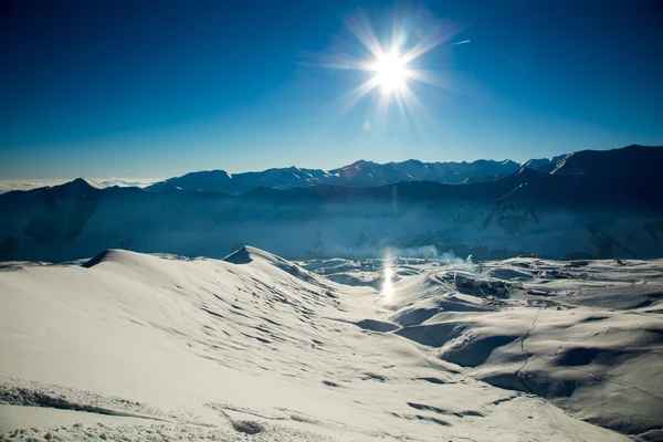 Man in verse sneeuw op de skipiste op een zonnige winterdag in het skiresort in Georgië — Stockfoto