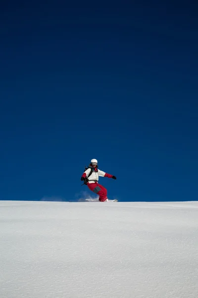 Masculino em neve fresca na pista de esqui em um dia ensolarado de inverno na estância de esqui na Geórgia — Fotografia de Stock