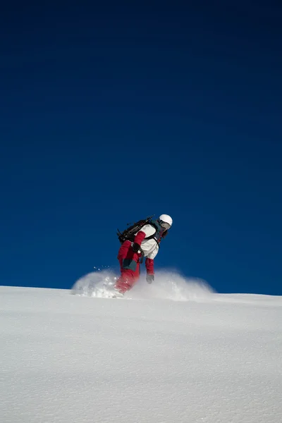 Mężczyzna w świeży śnieg na stoku narciarskiego na słoneczny zimowy dzień w ośrodku narciarskim w Gruzji — Zdjęcie stockowe