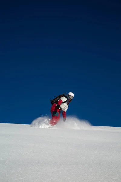 Maschio in neve fresca sulla pista da sci in una giornata invernale soleggiata presso la stazione sciistica in Georgia — Foto Stock