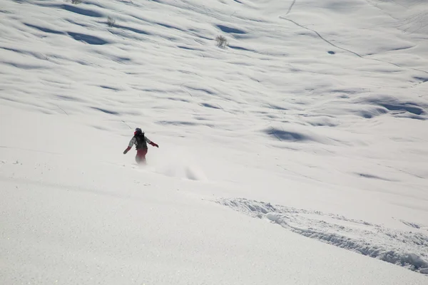 Férfi friss hó sípálya, egy napsütéses téli napon a ski Resort, Grúzia — Stock Fotó