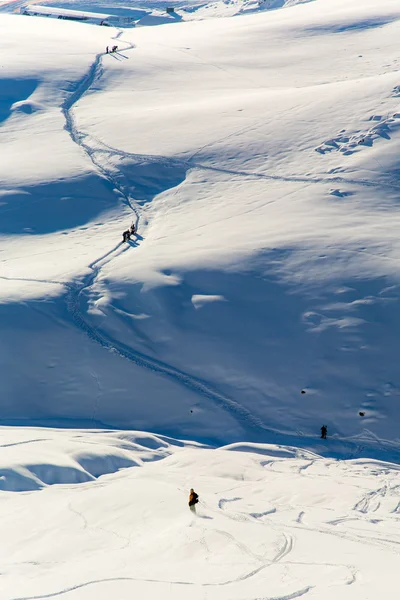 Man in verse sneeuw op de skipiste op een zonnige winterdag in het skiresort in Georgië — Stockfoto