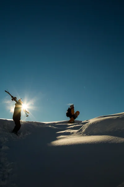 Αρσενικό σε φρέσκο χιόνι στην πίστα του σκι σε μια ηλιόλουστη χειμερινή ημέρα στο χιονοδρομικό κέντρο στη γεωργία — Φωτογραφία Αρχείου