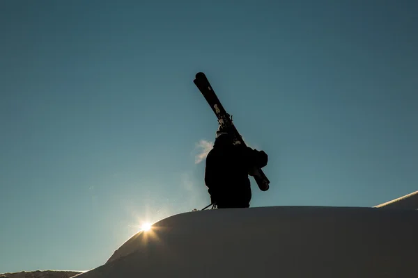 Homme dans la neige fraîche sur la piste de ski par une journée ensoleillée d'hiver à la station de ski en Géorgie — Photo