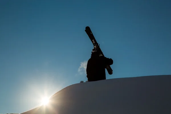 Homme dans la neige fraîche sur la piste de ski par une journée ensoleillée d'hiver à la station de ski en Géorgie — Photo