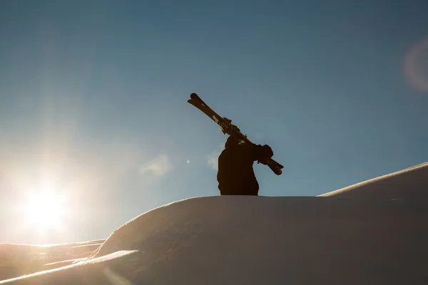 Hombre en nieve fresca en la pista de esquí en un día soleado de invierno en la estación de esquí en Georgia —  Fotos de Stock