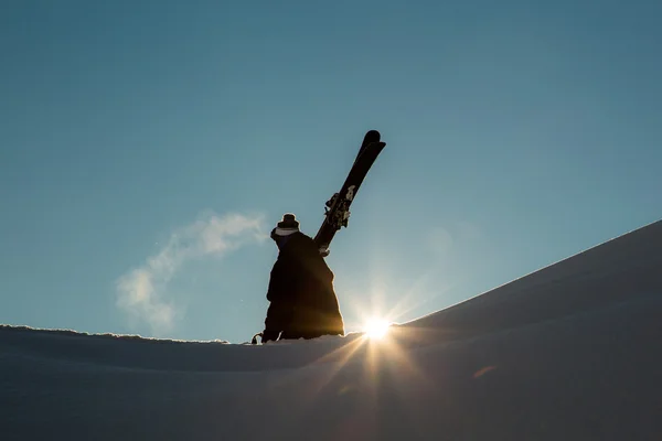 Männchen im Neuschnee auf der Skipiste an einem sonnigen Wintertag im Skigebiet in Georgien — Stockfoto