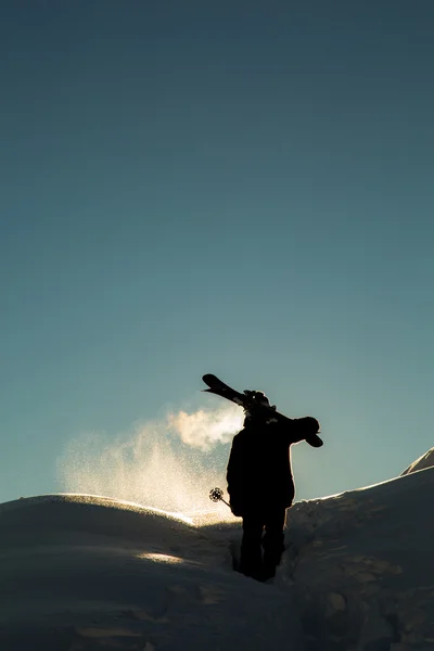 Hombre en nieve fresca en la pista de esquí en un día soleado de invierno en la estación de esquí en Georgia —  Fotos de Stock