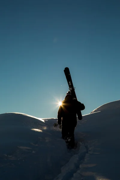 Maschio in neve fresca sulla pista da sci in una giornata invernale soleggiata presso la stazione sciistica in Georgia — Foto Stock