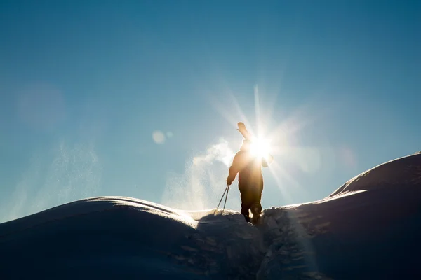 Männchen im Neuschnee auf der Skipiste an einem sonnigen Wintertag im Skigebiet in Georgien — Stockfoto