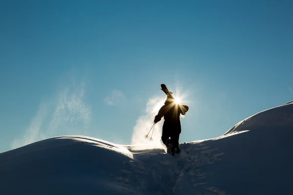 Männchen im Neuschnee auf der Skipiste an einem sonnigen Wintertag im Skigebiet in Georgien — Stockfoto