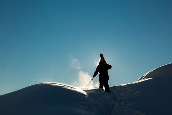 Hombre en nieve fresca en la pista de esquí en un día soleado de invierno en la estación de esquí en Georgia —  Fotos de Stock