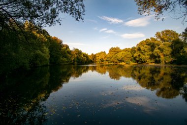 Rusya Moskova göldeki gökyüzünün yansıması