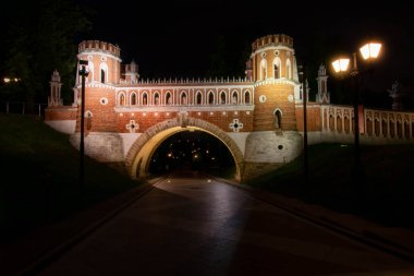 Geceleri Tsaritsyno parkında kemer