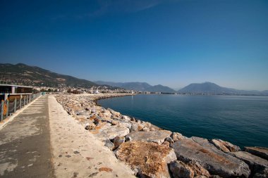 Hindi Alanya vahşi sahil kayaları