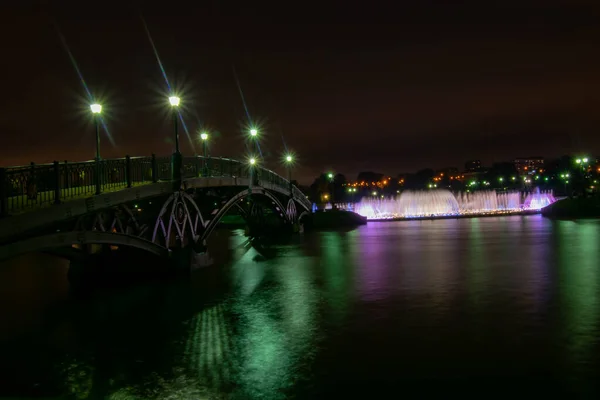 夜のツァリツィノ公園の川に架かる橋 — ストック写真