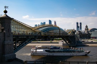 Moskova Nehri üzerindeki Kievsky İstasyonu köprüsü