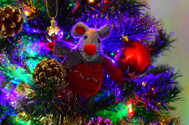 Noel ağacındaki Noel oyuncağı fare süslenmiş bir çelenk