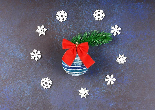 Güzel karanlık Noel arkaplanı. Kar taneleri. Noel ağacı oyuncağı. Yakın plan. Üst görünüm.
